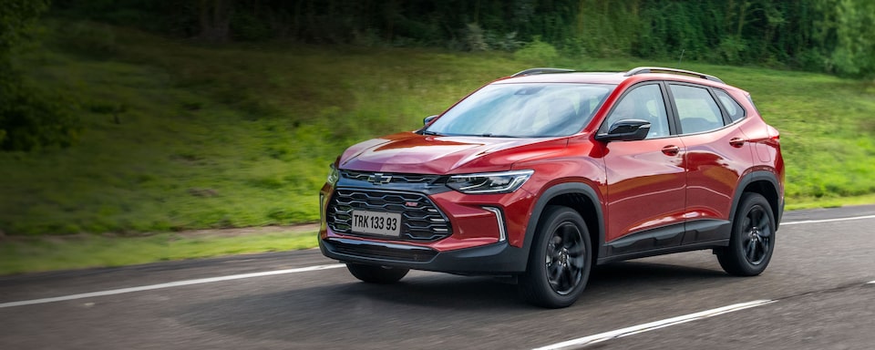 Chevrolet Tracker en carretera rodeada de áreas verdes y árboles.