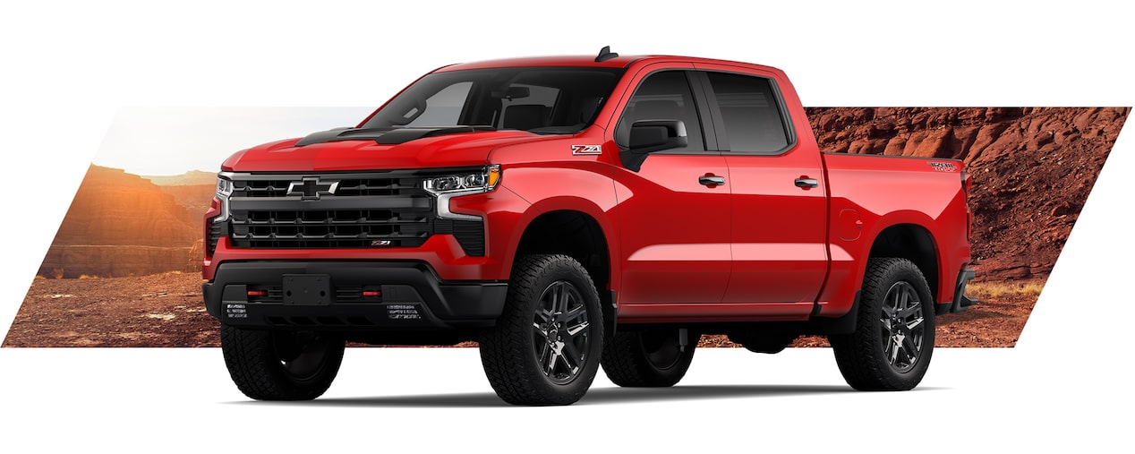 Chevrolet Silverado sobre un fondo desértico.