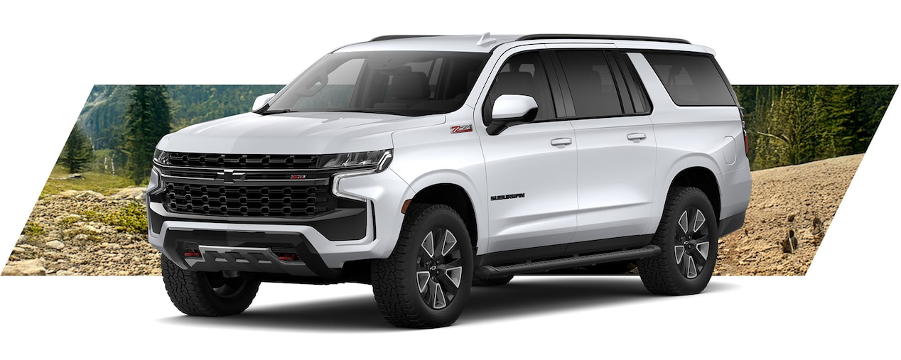Chevrolet Suburban sobre un fondo montañoso.