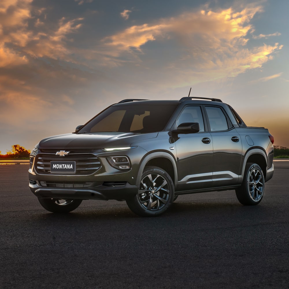 Chevrolet Montana estacionada al aire libre al atardecer.