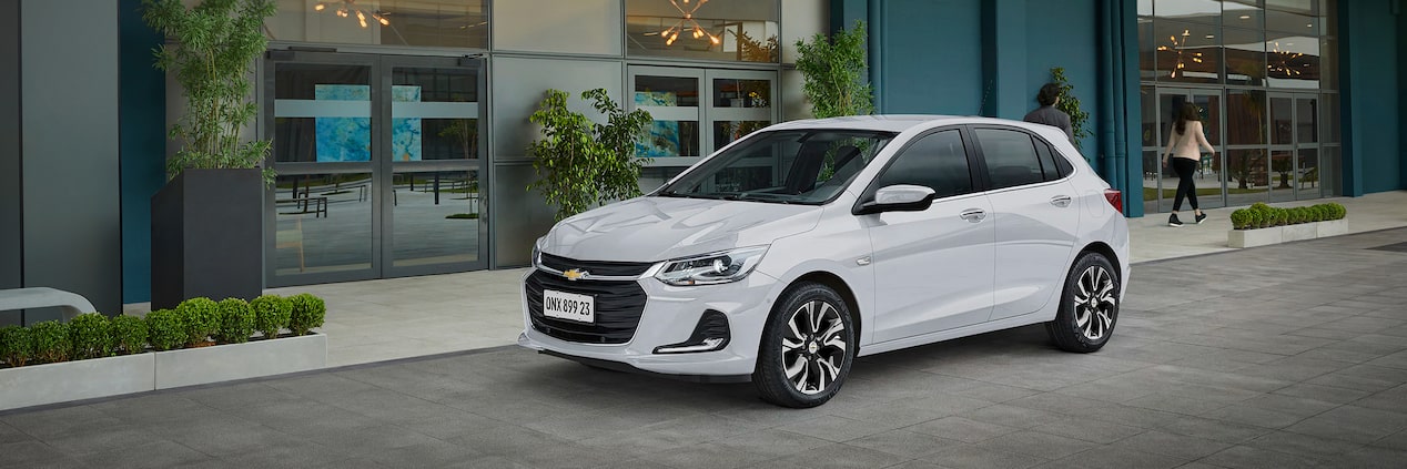 Chevrolet Onix estacionado en zona urbana.