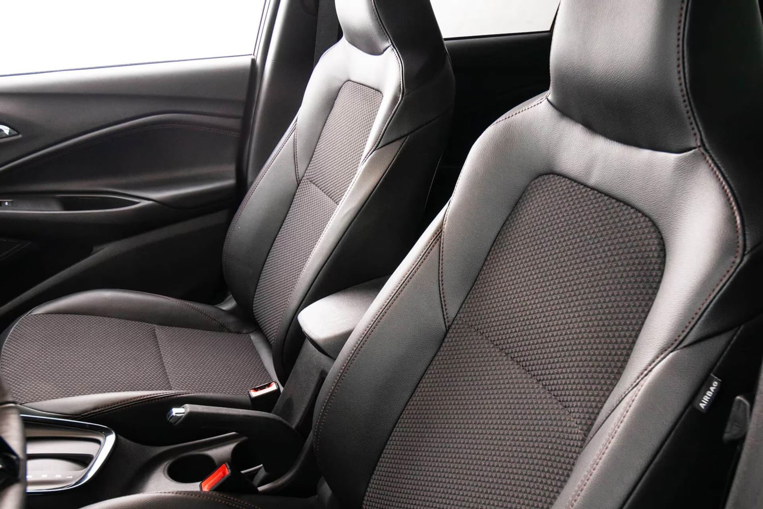 Vista interior del Chevrolet Onix mostrando las butacas delanteras.