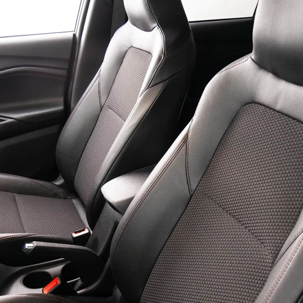 Vista de las butacas deportivas del Chevrolet Onix RS.