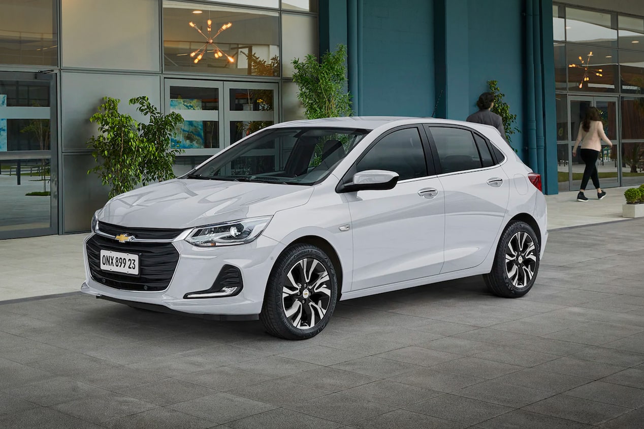 Onix estacionado frente a un edificio.