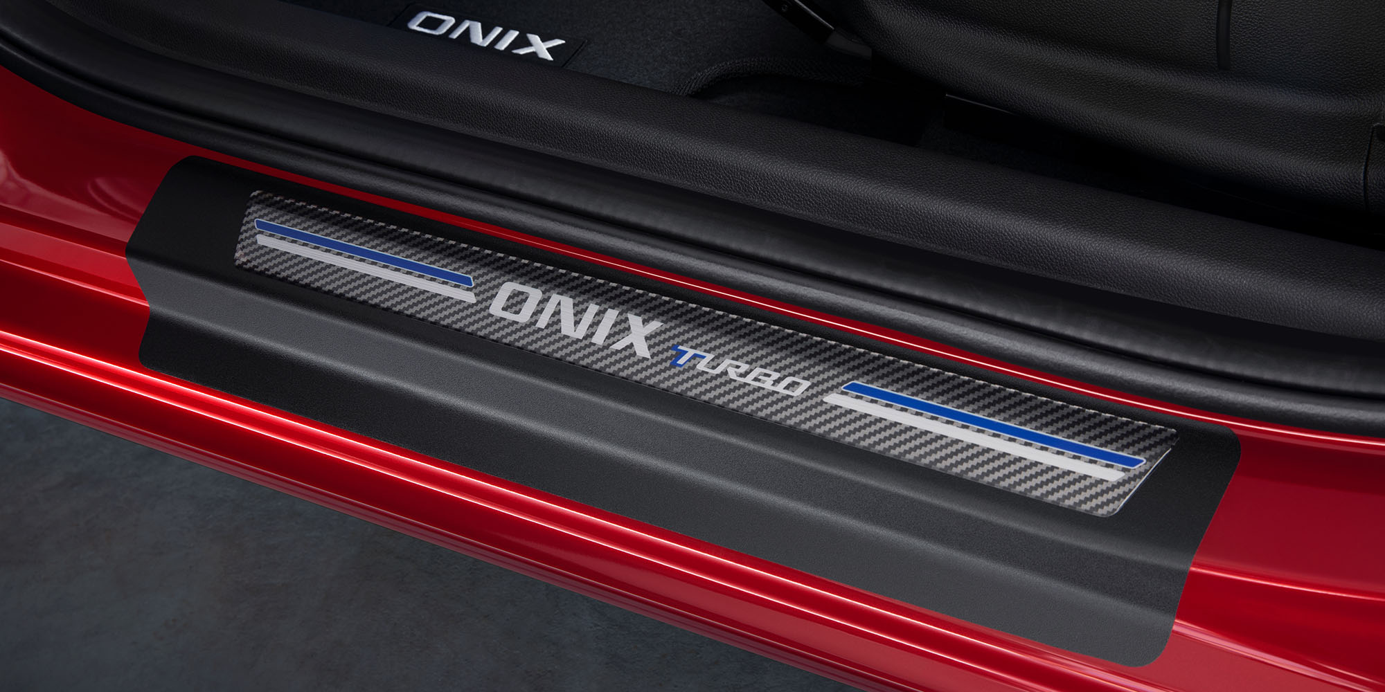 Emblema de Chevrolet Onix en estribo de la puerta.