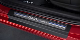 Emblema de Chevrolet Onix en estribo de la puerta.