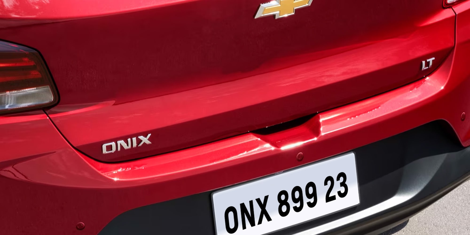 Vista en detalle del emblema Chevrolet trasero del Onix.