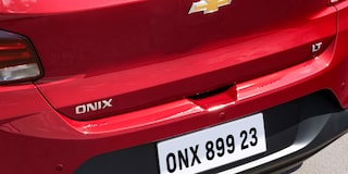 Vista en detalle del emblema Chevrolet trasero del Onix.