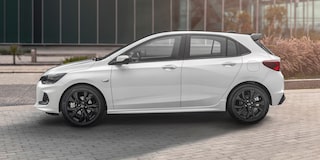 Chevrolet Onix RS estacionado en frente de un edificio.