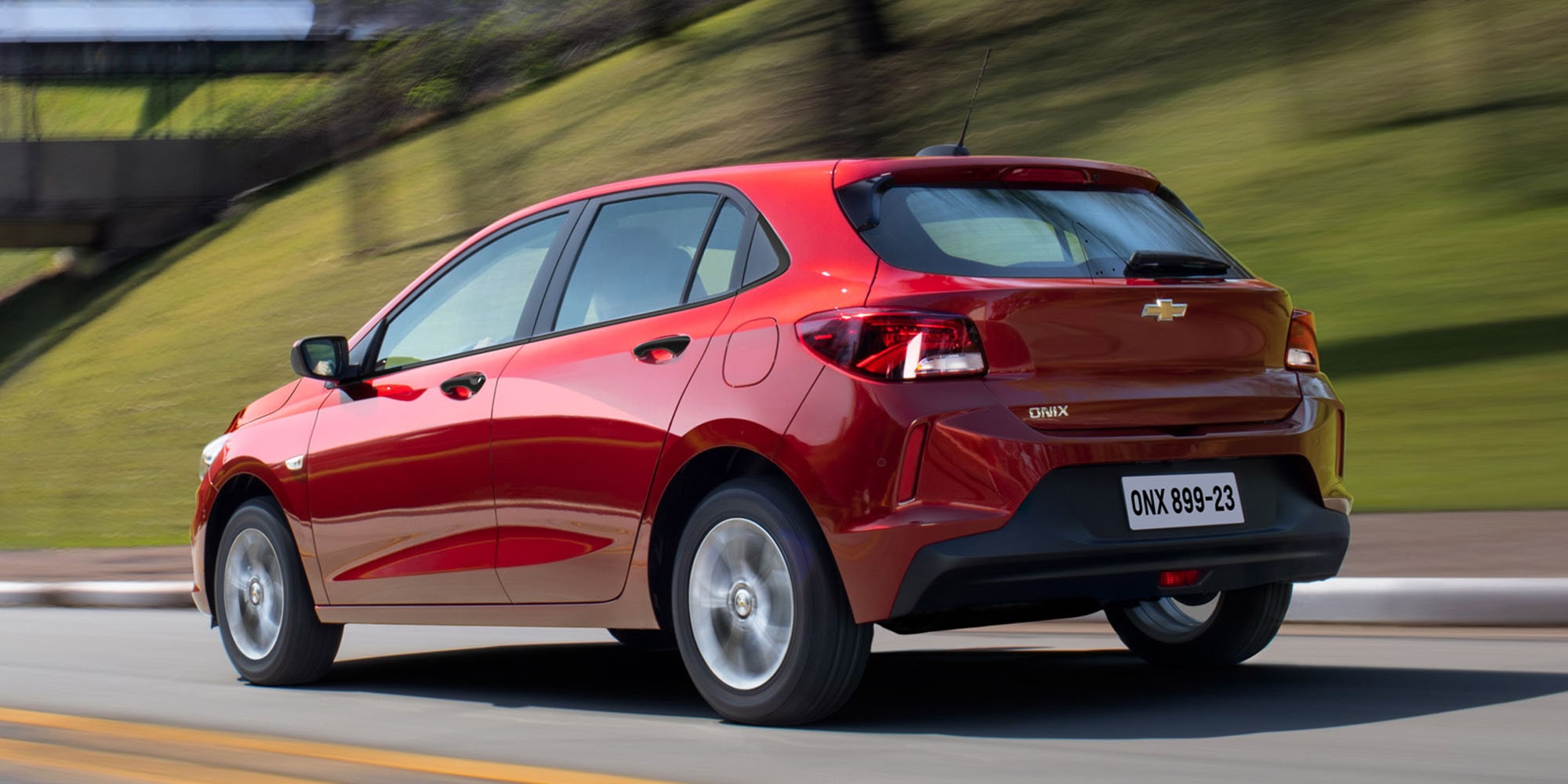 Chevrolet Onix circulando por autopista.
