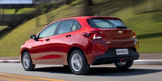 Chevrolet Onix circulando por autopista.