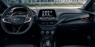 Tablero completo del Chevrolet Onix RS.
