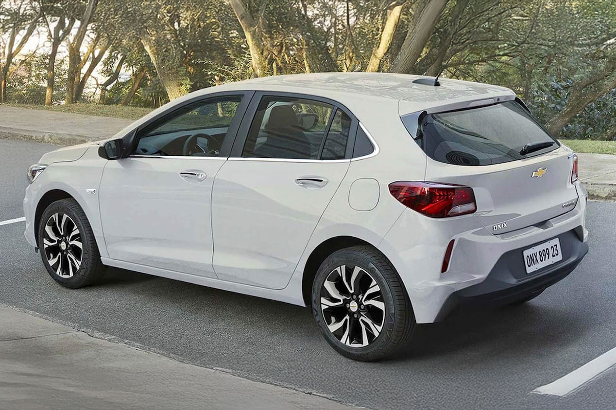 Onix estacionado con vegetación de fondo.