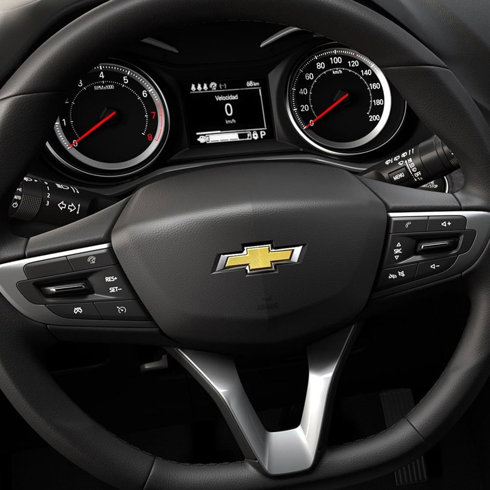 Vista cercana del volante con cluster digital del Onix.