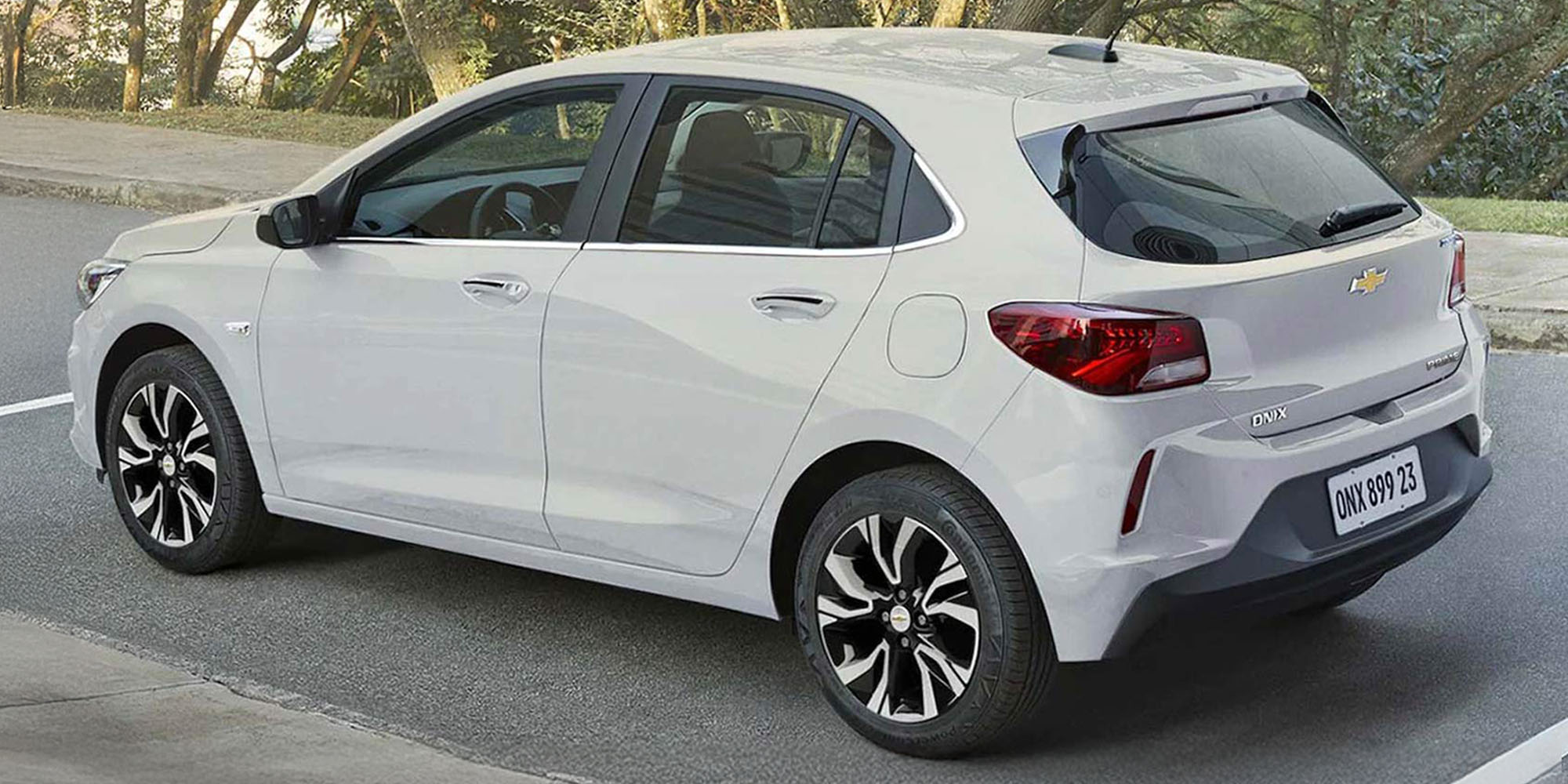 Onix estacionado con vegetación de fondo.