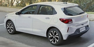 Onix estacionado frente a un edificio.