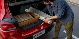 Hombre cargando objetos en el maletero del Onix.