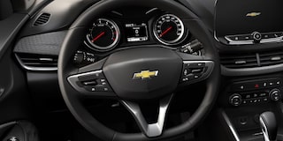 Vista cercana del volante con cluster digital del Onix.