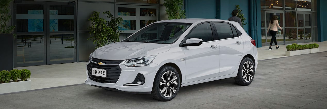 Chevrolet Onix Hatchback estacionado en zona urbana.