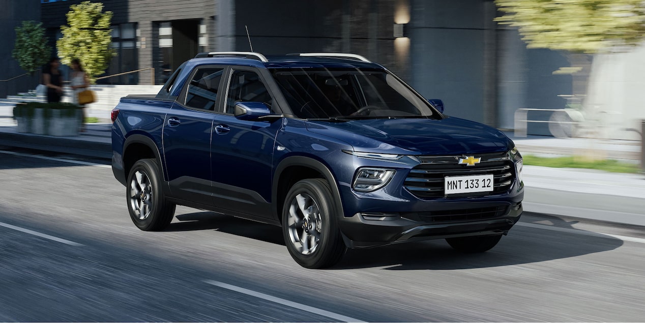 Chevrolet Montana circulando por una zona urbana.