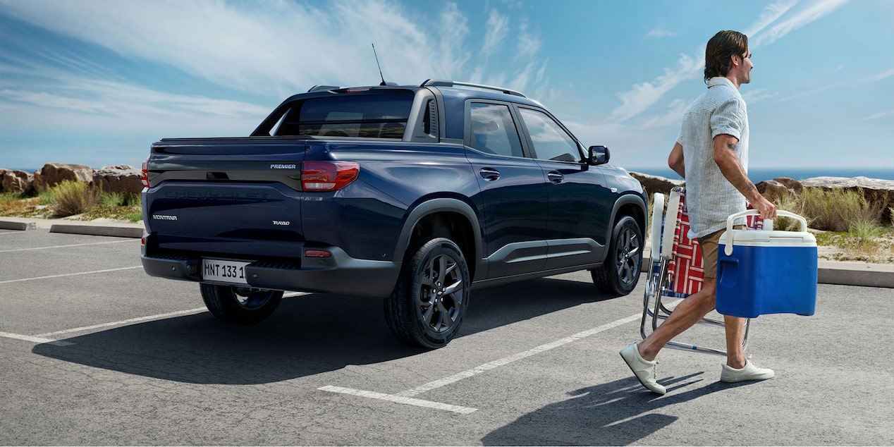 Chevrolet Montana estacionada con un hombre caminando al lado.