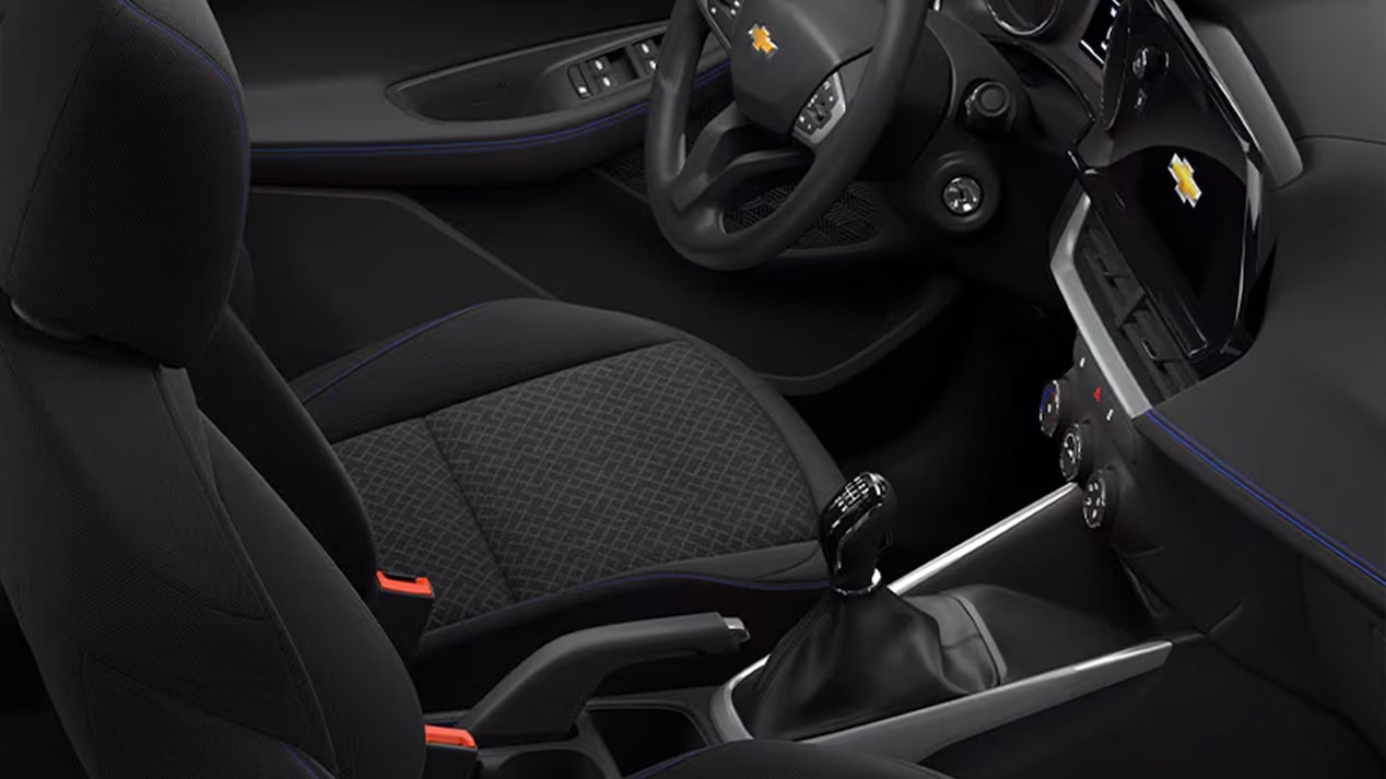 Vista superior del interior de la Chevrolet Montana destacando el asiento delantero y la palanca de cambios.