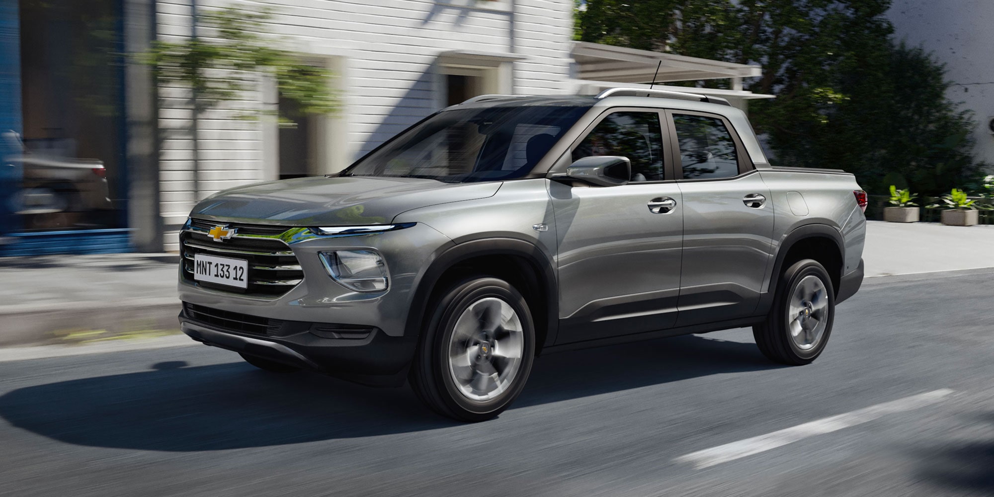 Chevrolet Montana circulando por una calle en una zona urbana de día.