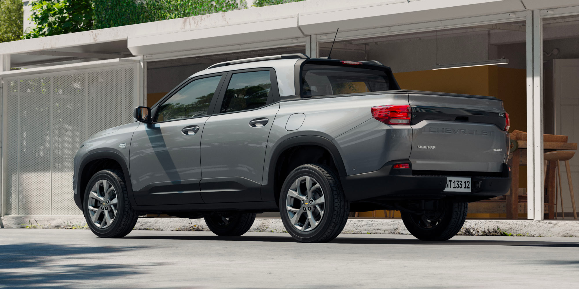 Vista lateral de la Chevrolet Montana estacionada.