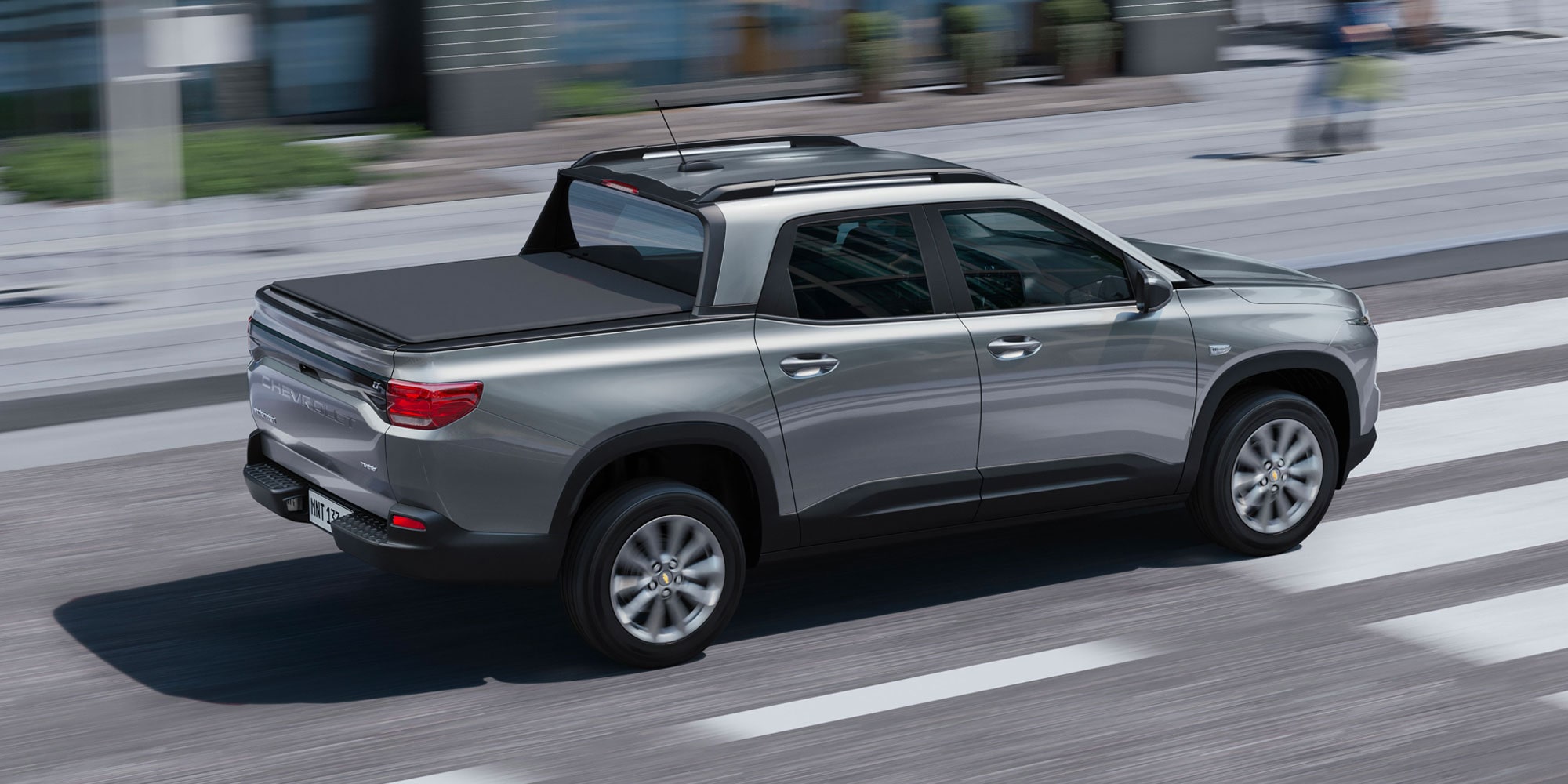 Vista superior de la Chevrolet Montana circulando por una zona urbana.