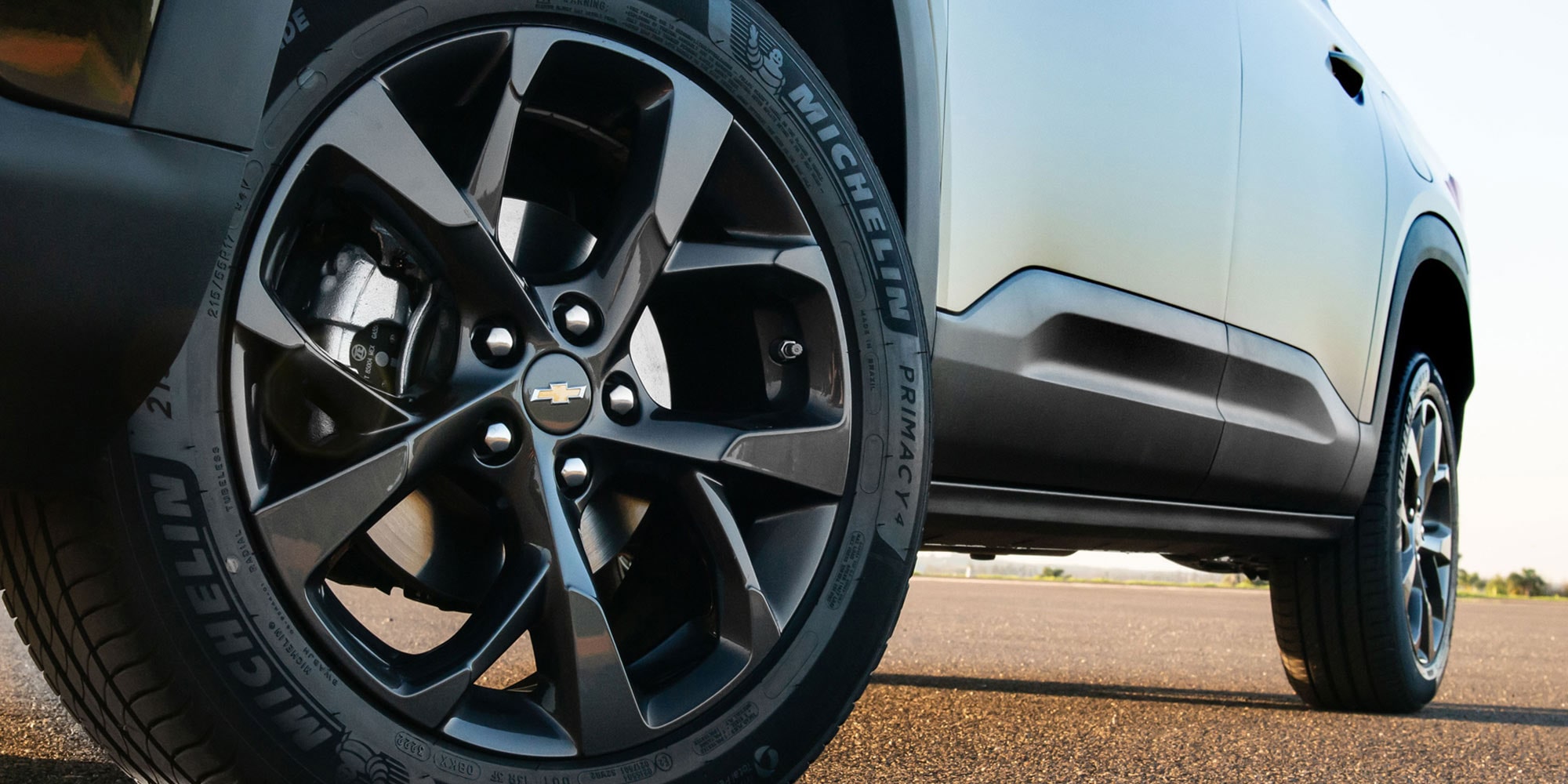 Vista cercana de las llantas de 17 pulgadas de la Chevrolet Montana. 