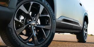 Vista cercana de las llantas de 17 pulgadas de la Chevrolet Montana. 