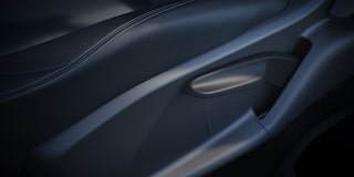 Vista en detalle del panel interior de la puerta de la Chevrolet Montana.