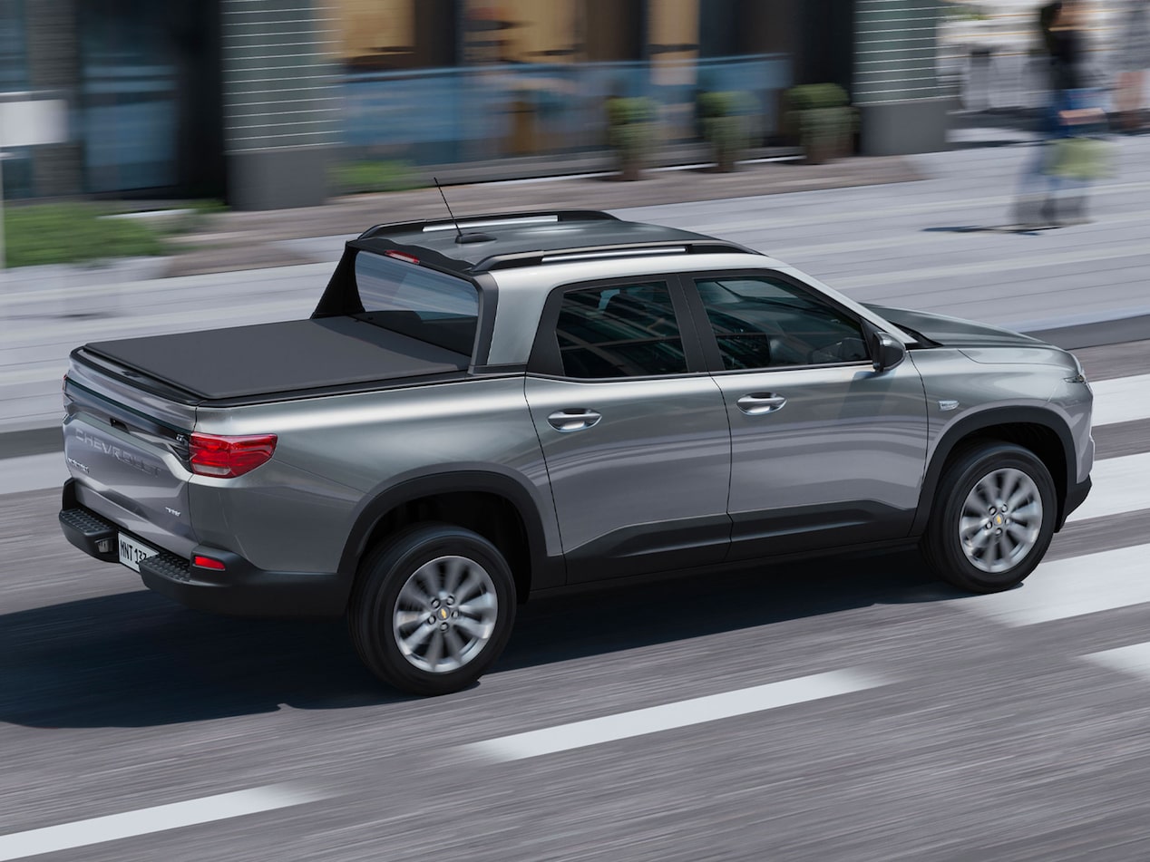 Vista lateral de la Chevrolet Montana estacionada.