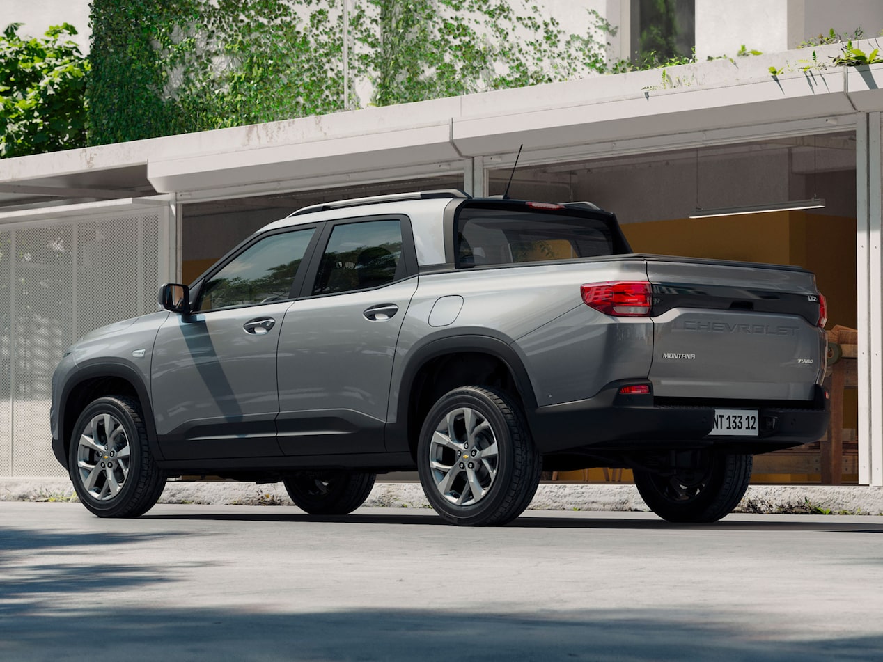 Vista superior de la Chevrolet Montana circulando por una zona urbana.