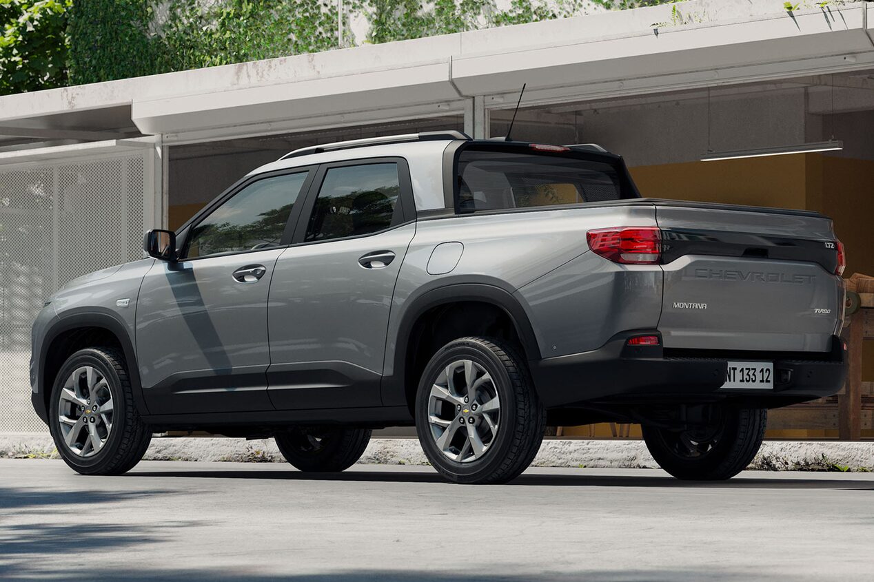 Vista superior de la Chevrolet Montana circulando por una zona urbana.