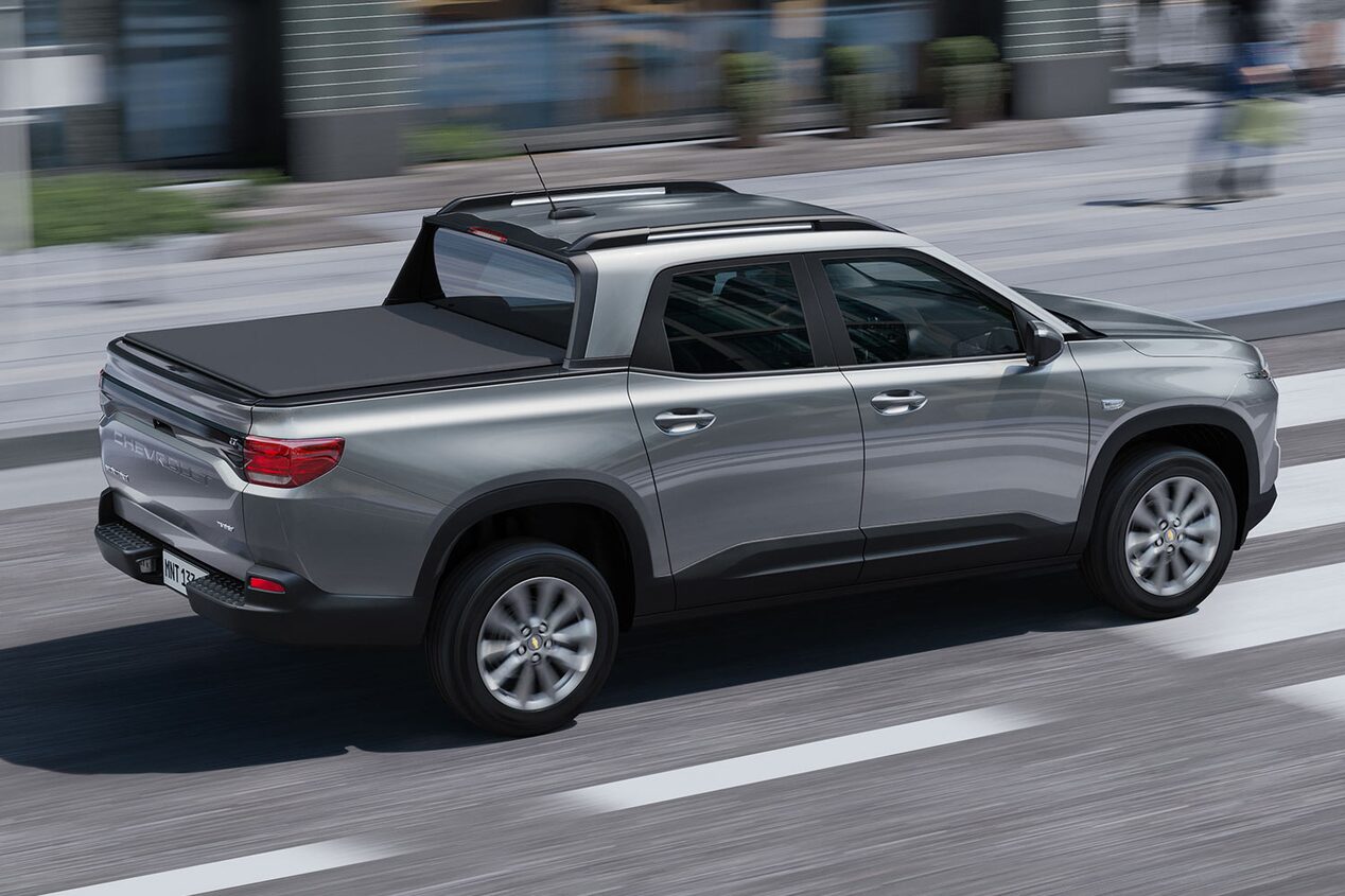 Vista lateral de la Chevrolet Montana estacionada.