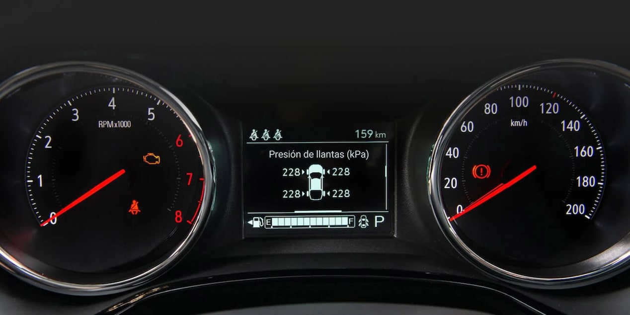 Vista en detalle del tablero detrás del volante de la Chevrolet Montana.