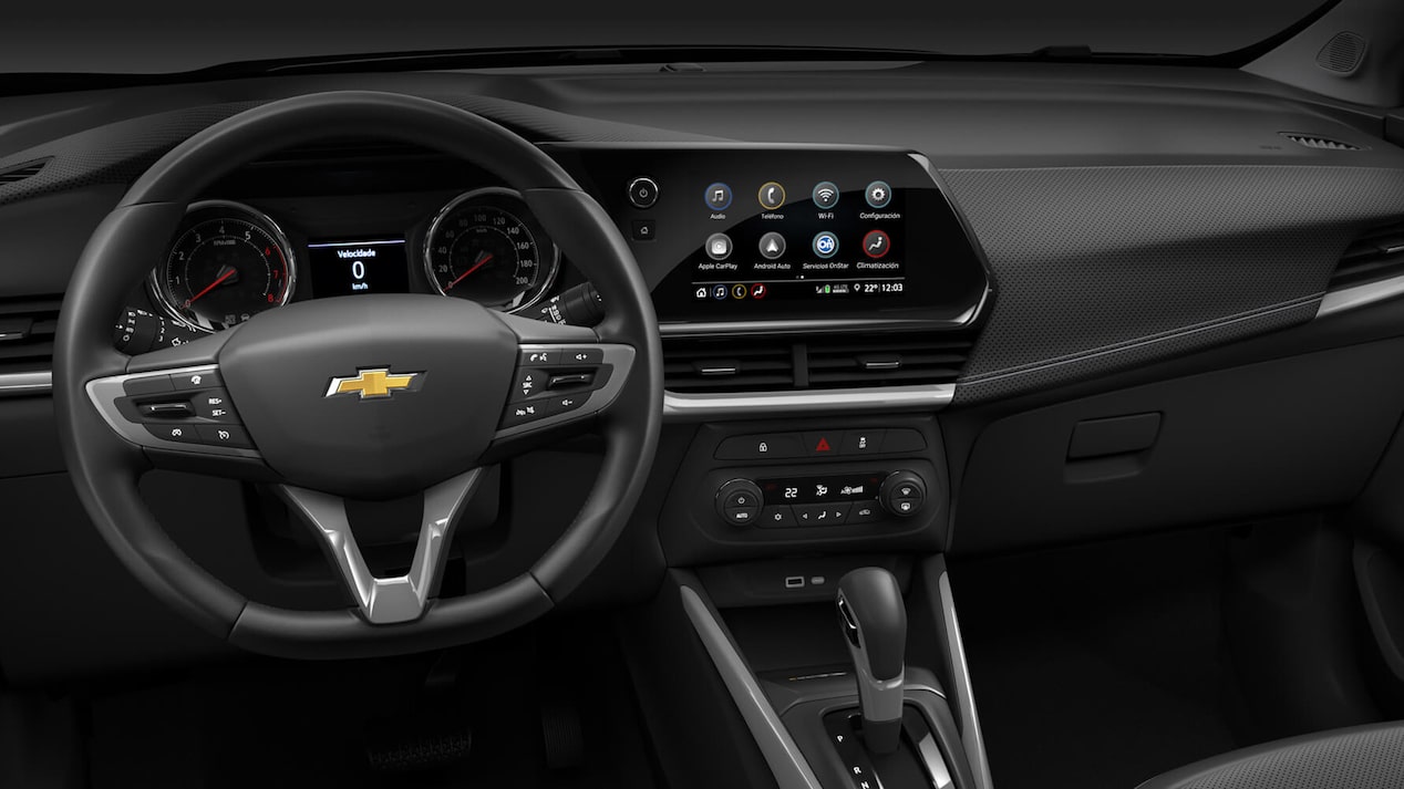 Vista completa del interior de la Chevrolet Montana destacando el volante y la pantalla multimedia.