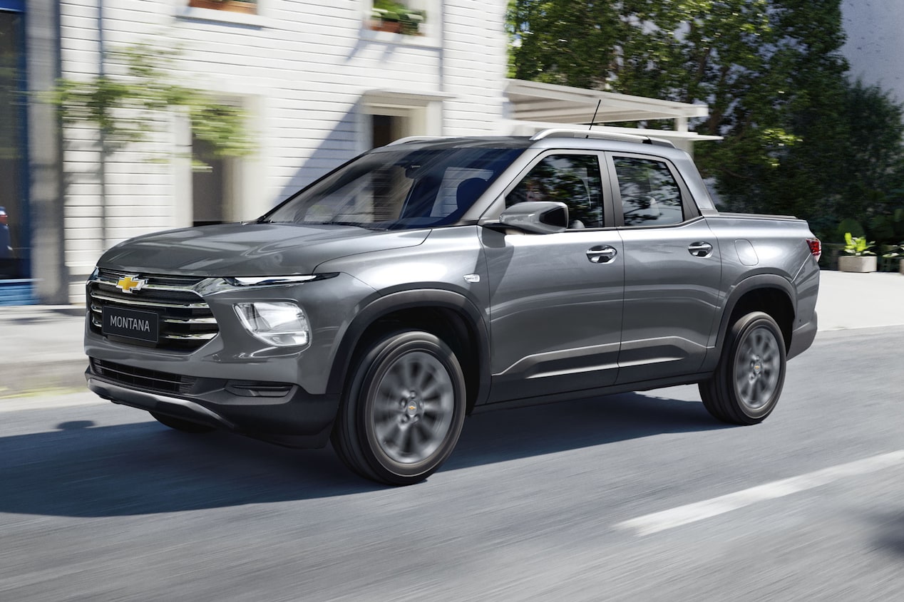 Chevrolet Montana circulando por una calle en una zona urbana de día.