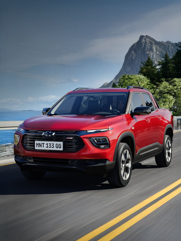 Chevrolet Montana girs en ruta costera.