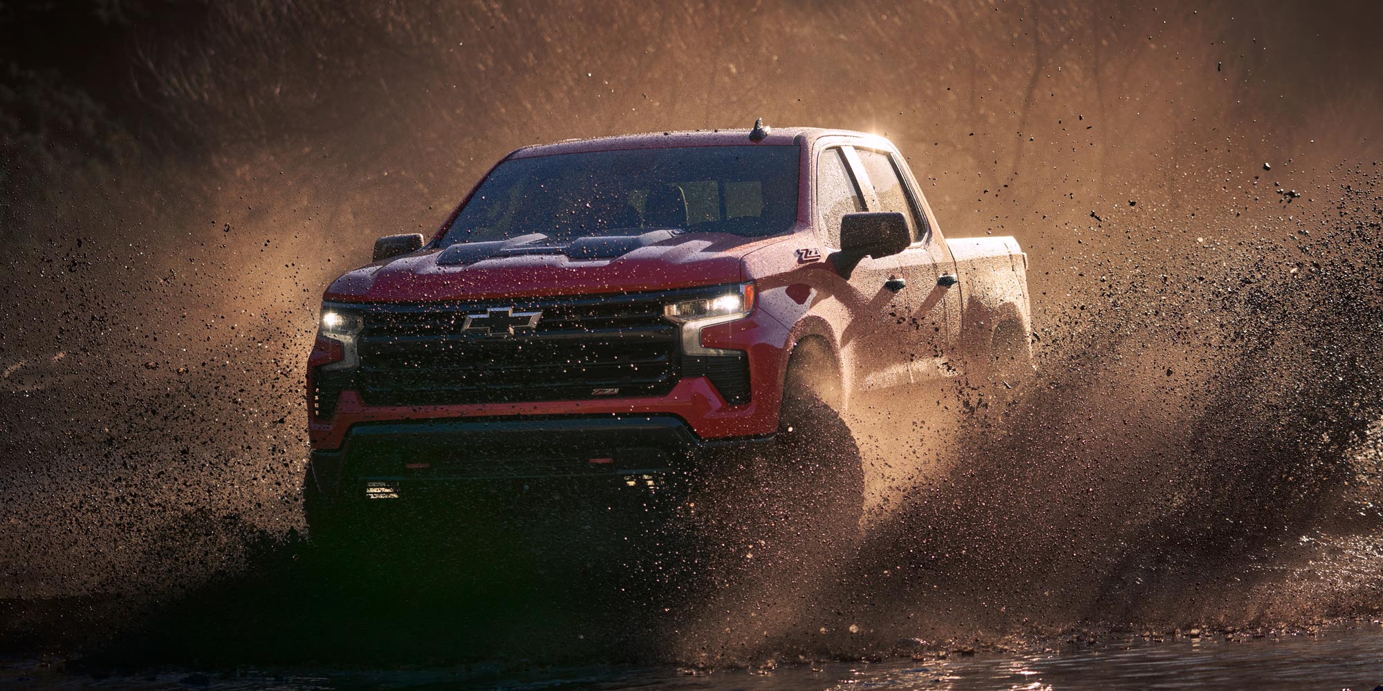 Chevrolet Silverado atravesando un camino de piedras.