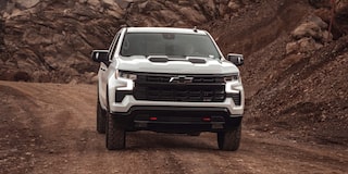  Chevrolet Silverado color Blanco circulando por un camino de tierra.