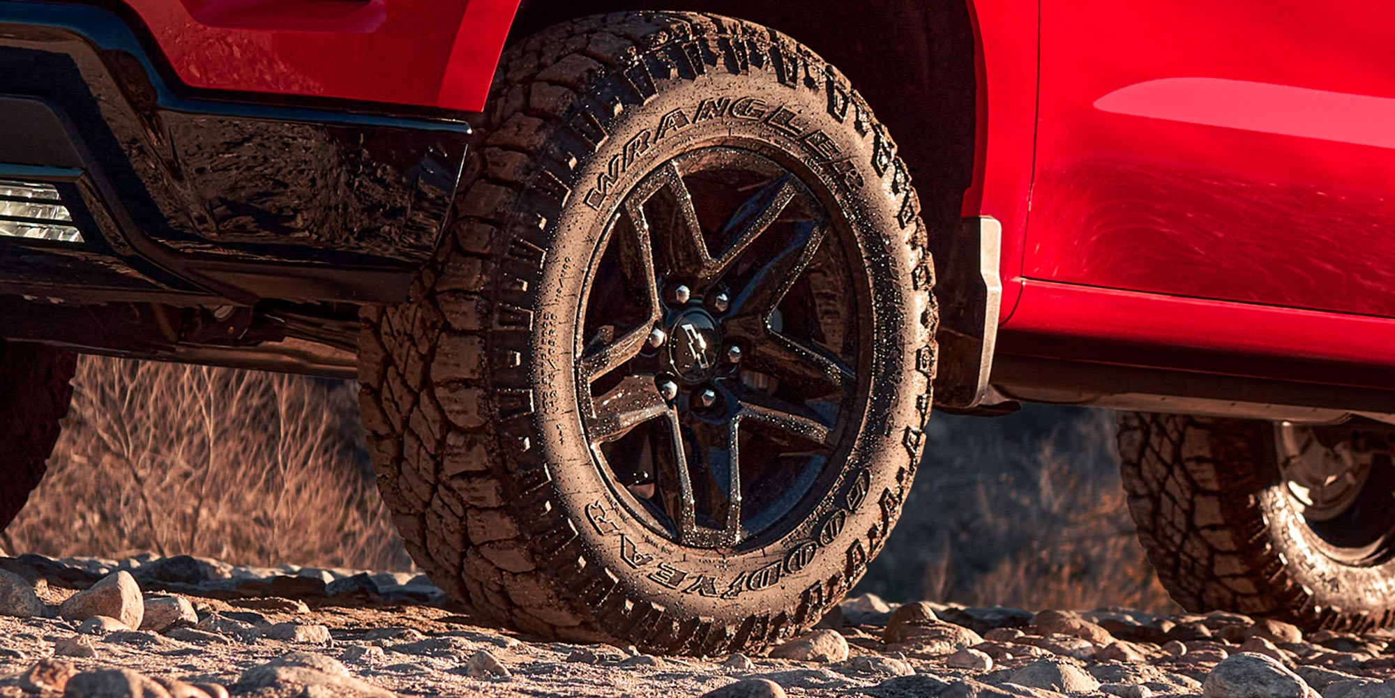Vista en detalle las llantas de la Chevrolet Silverado.