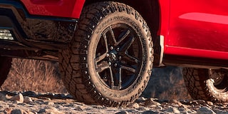  Vista en detalle las llantas de la Chevrolet Silverado.