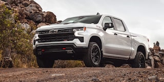  Vista frontal de la Silverado destacando la parrilla frontal y el emblema de Chevrolet.