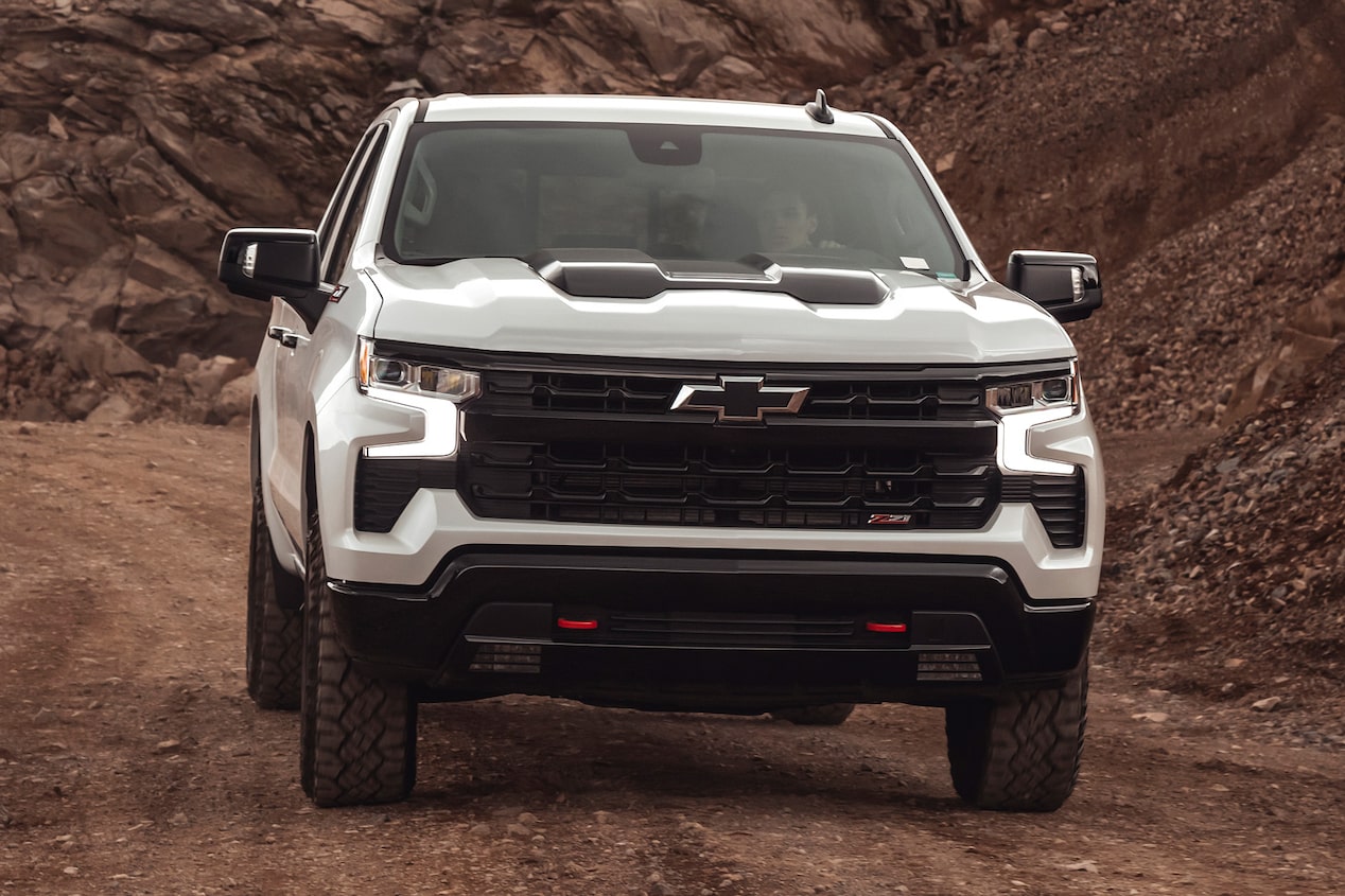 Chevrolet Silverado color Blanco circulando por un camino de tierra.