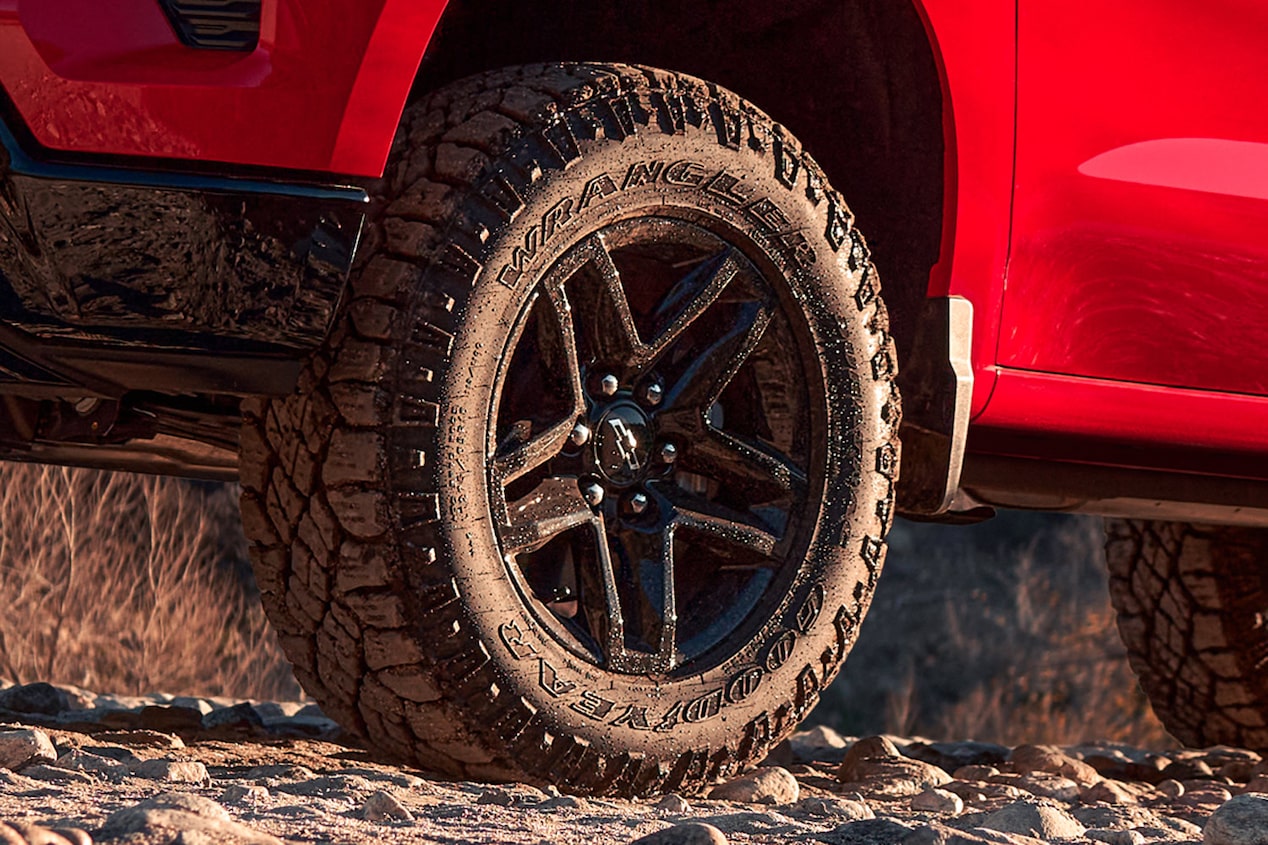 Vista frontal de la Silverado destacando la parrilla frontal y el emblema de Chevrolet.