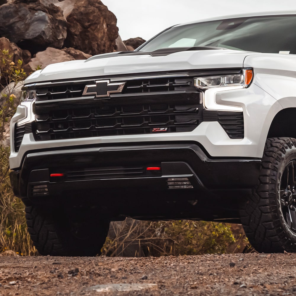 Vista frontal de la Silverado destacando la parrilla frontal y el emblema de Chevrolet.