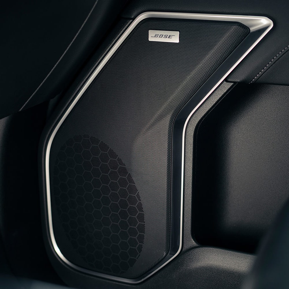 Vista cercana del Sistema de Audio Bose de la Chevrolet Silverado.