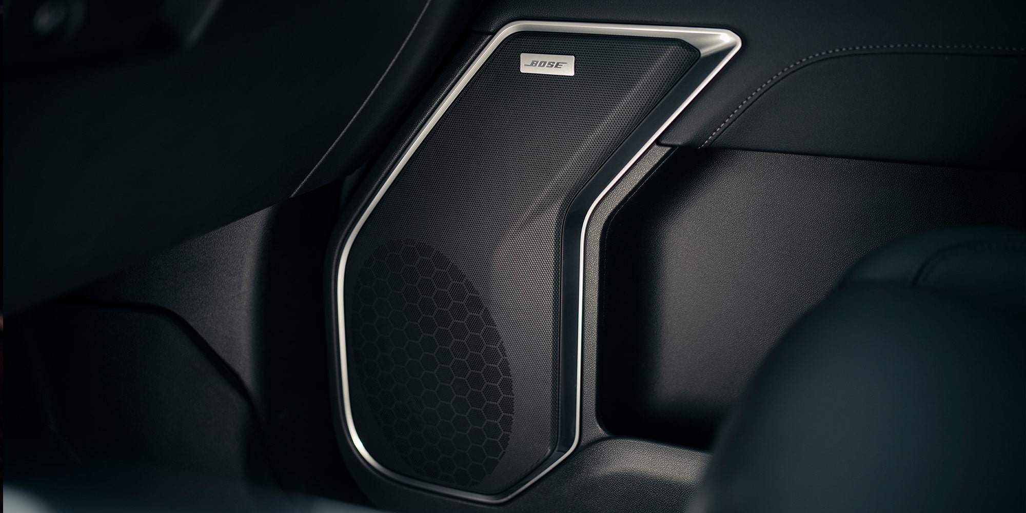 Vista cercana del Sistema de Audio Bose de la Chevrolet Silverado.